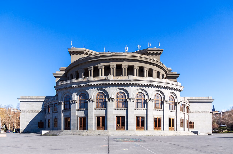 Круглый фасад Ереванского театра оперы и балета