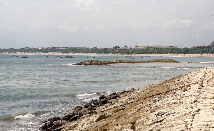 Dalga kıran ve teknelerle Bali kıyı şeridi