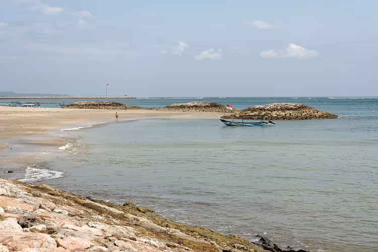 Спокойное море и песчаный пляж в Куте