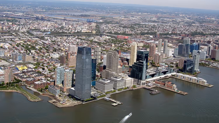 Skyline von Manhattan, gesehen von der Uferpromenade in Jersey City