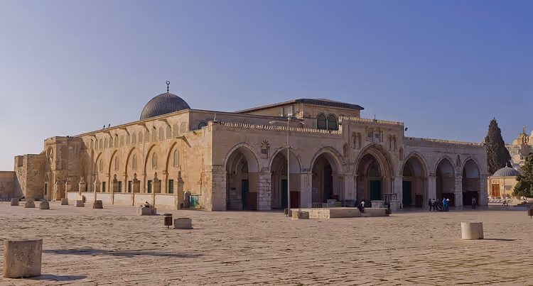 Al-Aqsa-moskeen med sin grå kuppel på Tempelhøyden