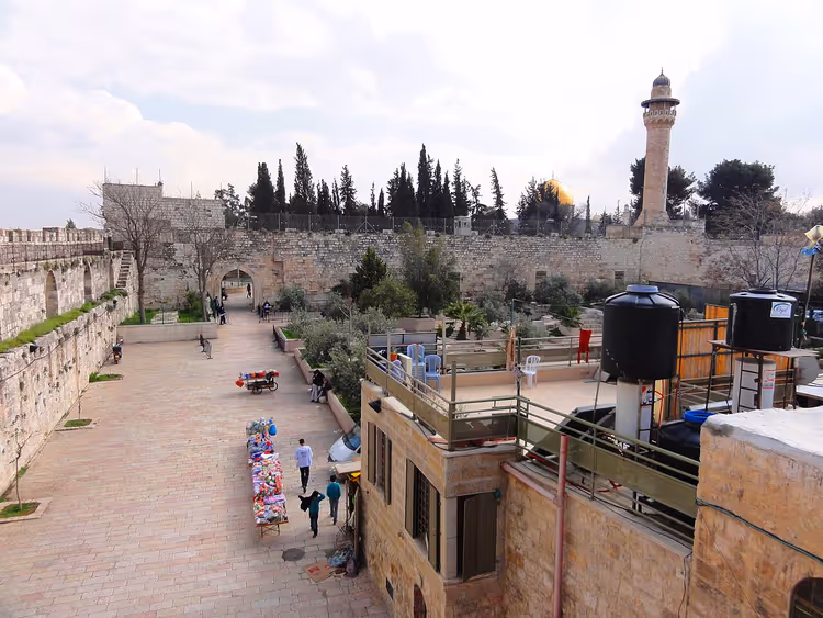 Müslüman Mahallesi'nde minareli ve surlu bir sokak