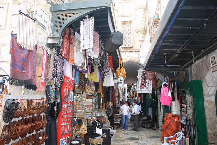 Markedet i Gamlebyen i Jerusalem med suvenirer og skjerf