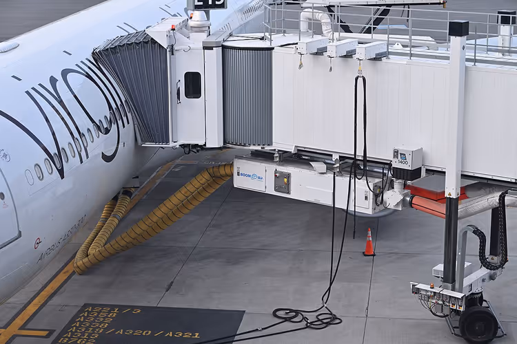 Flybro festet til et fly på flyplassen
