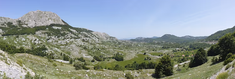 Berglandschap van Lovćen met een groen dal