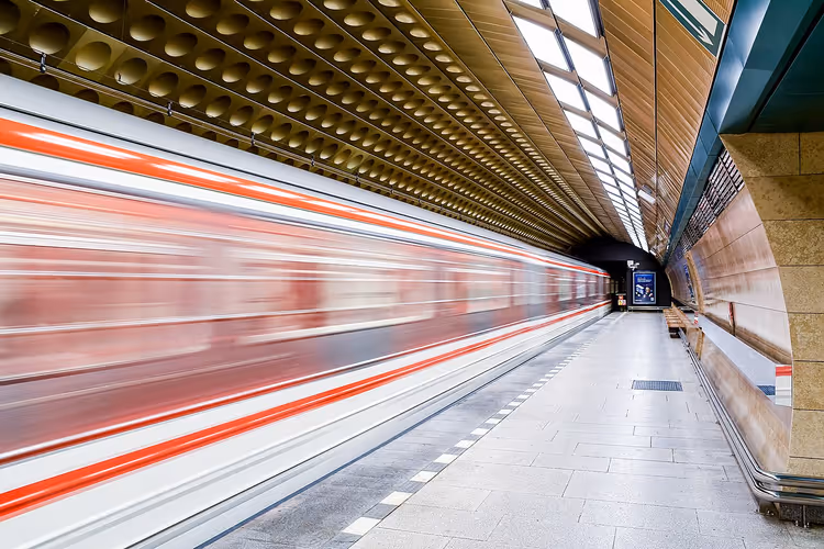 Metroperron in Praag met een passerende trein