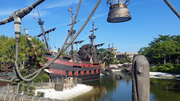 Piratenschip bij Skull Rock in Adventureland