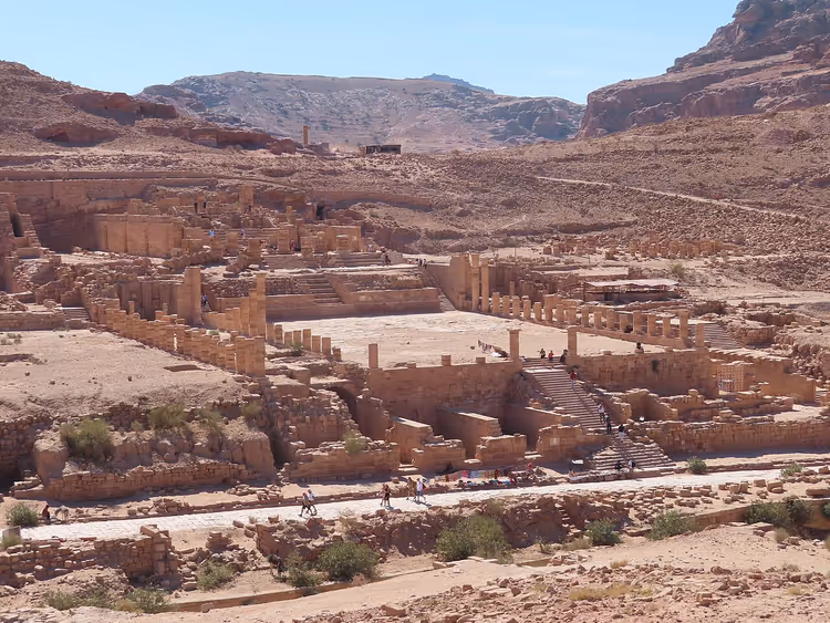 أطلال المعبد الكبير في البتراء بين الصخور