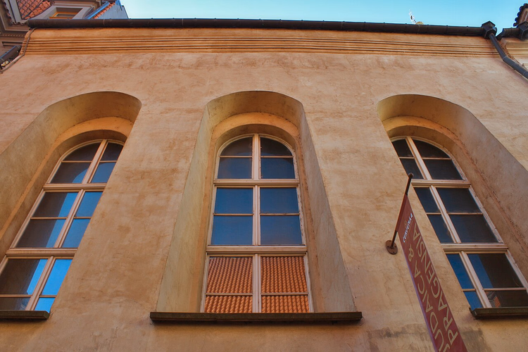Boogvensters op de gevel van de Hoge Synagoge