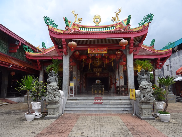 Rote Fassade eines chinesischen Tempels mit Steinlöwen