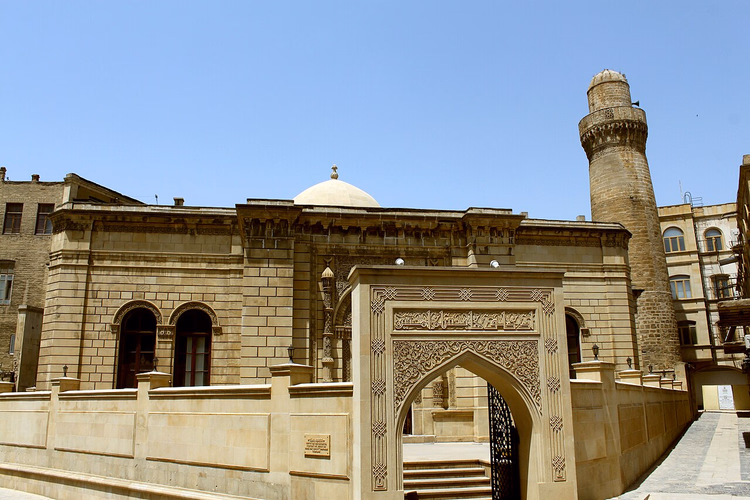 Oymalı kapıları ve minaresiyle Cuma Camii