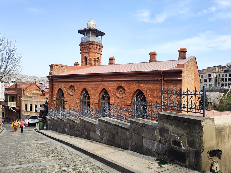 Roodstenen Jumah-moskee met een minaret in Tbilisi