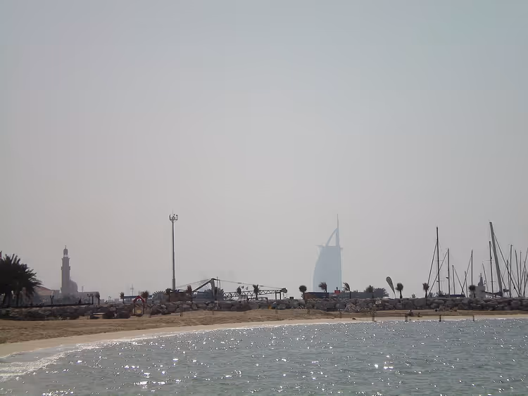 Pus içinde Burj Al Arab ile Jumeirah Beach