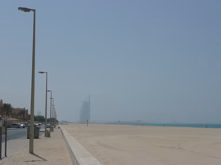 Jumeirah-stranden og hotellet Burj Al Arab i dis