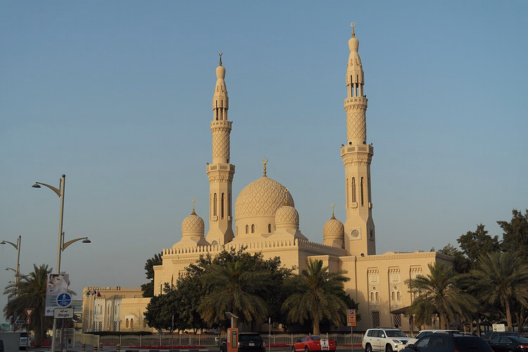 Jumeirah-moskeen med to minareter i solnedgang