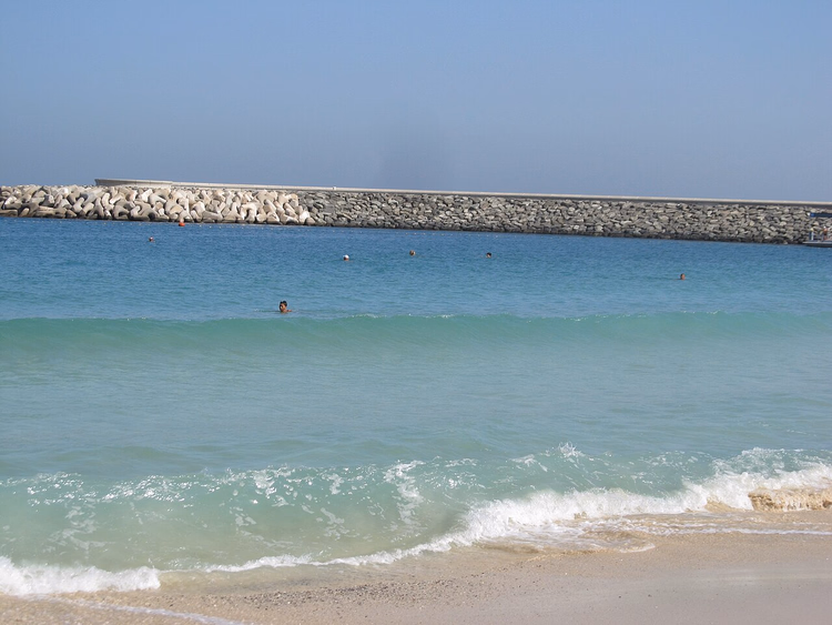 Turkisblått hav og molo ved Jumeirah Beach