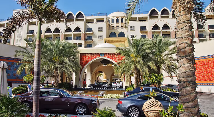 Jumeirah Zabeel Saray-hotell med palmer og biler
