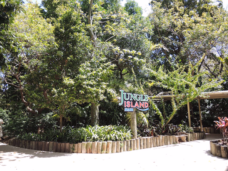 Enseigne de Jungle Island à l'entrée au milieu de la verdure tropicale