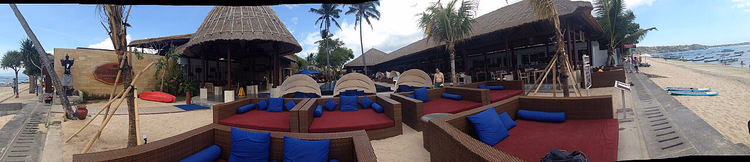Loungegedeelte van een beach club aan het strand op Lembongan