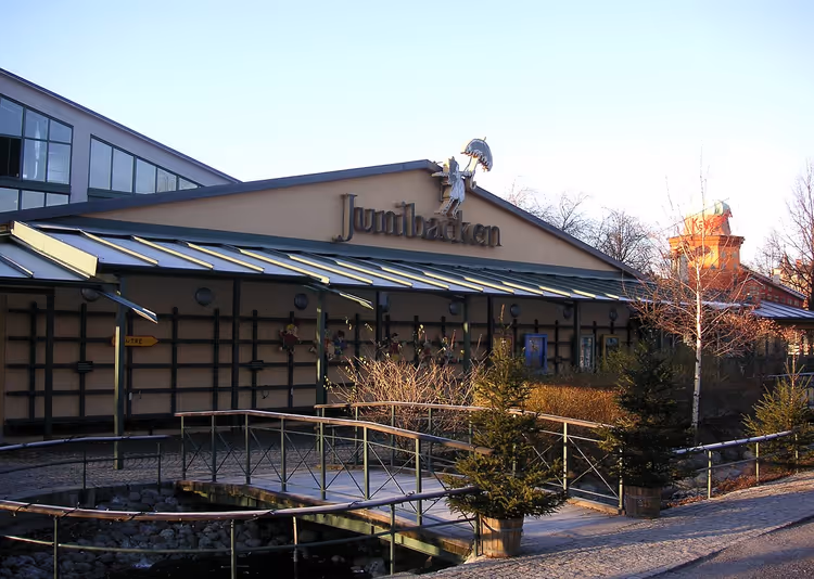 Gevel van het Junibacken museum met bewegwijzering en ingang