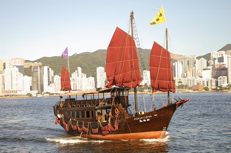 Hong Kong limanında kırmızı yelkenli Aqua Luna yelkenlisi