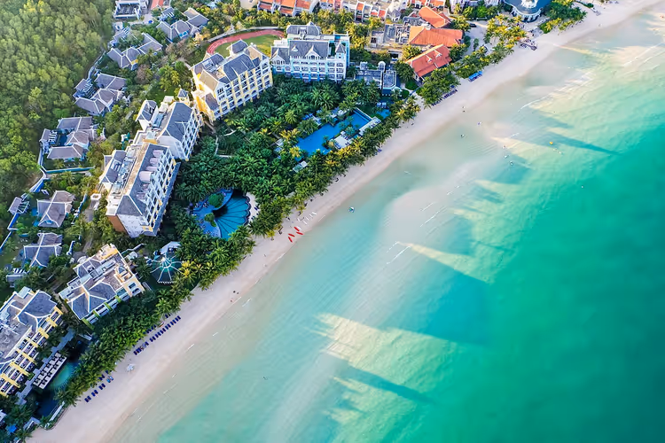 Turkuaz bir denizin kıyısında JW Marriott tatil köyü