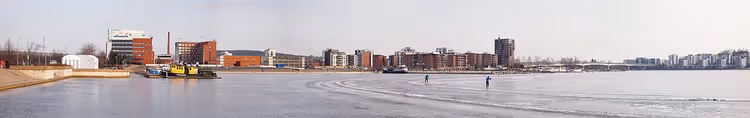 Bevroren meer Jyvasjarvi in Finland