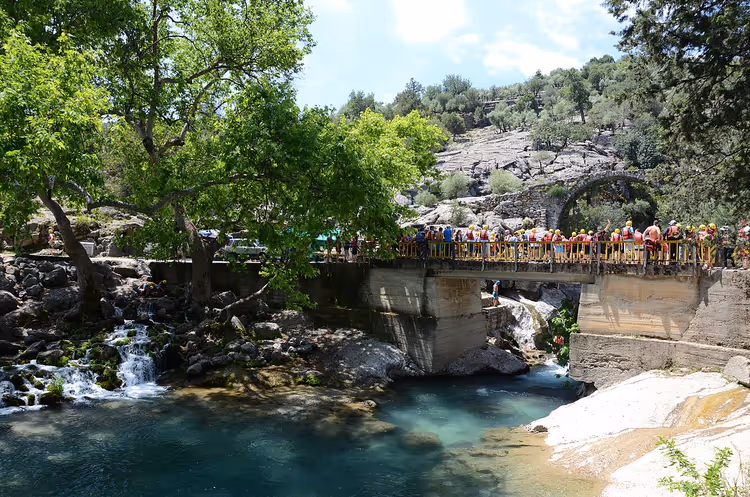 Köprüçay-rivier, brug en canyon met toeristen