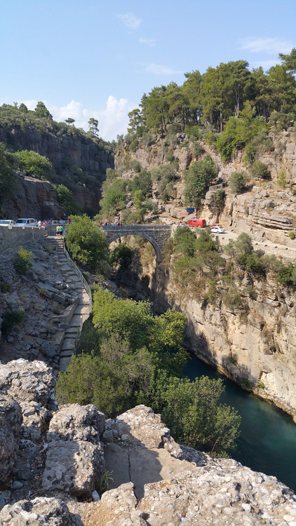 Oude stenen brug over de Köprülü-kloof