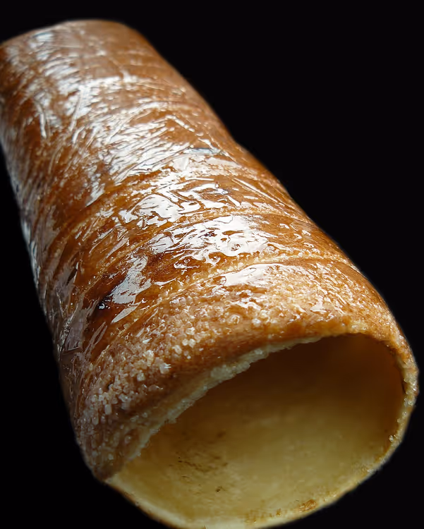Kürtőskalács frito em espiral com crosta brilhante