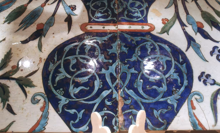 Kütahya-flis med blomsterornament
