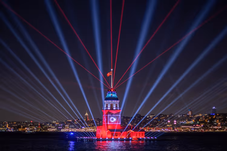 Meisjestoren 's nachts in rood licht met laserstralen