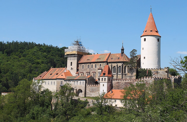 Křivoklát slott med et hvitt tårn i skogen