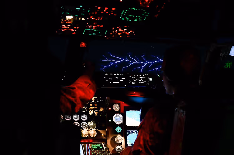 Vliegtuigcockpit bij nacht met sint-elmsvuur