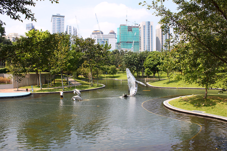 Kuala Lumpur gökdelenlerinin fonunda KLCC Parkı gölü