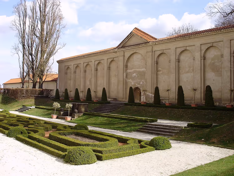 Strahov-tuin met bloemperken en een arcadegebouw