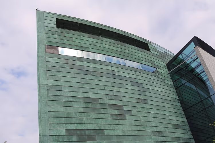 Kobberfasaden til Kumu kunstmuseum i Tallinn