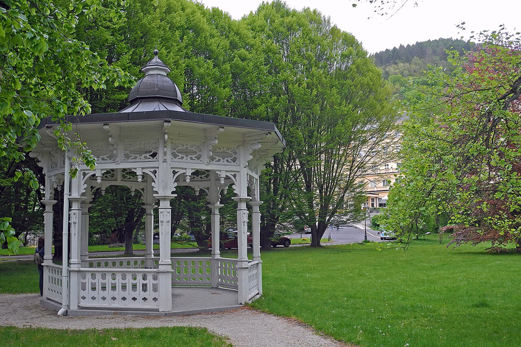 Park yeşillikleri arasında beyaz oymalı çardak