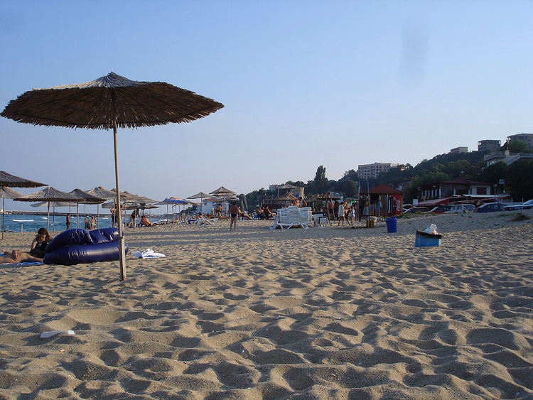 Zandstrand Kabakum met strooien parasols