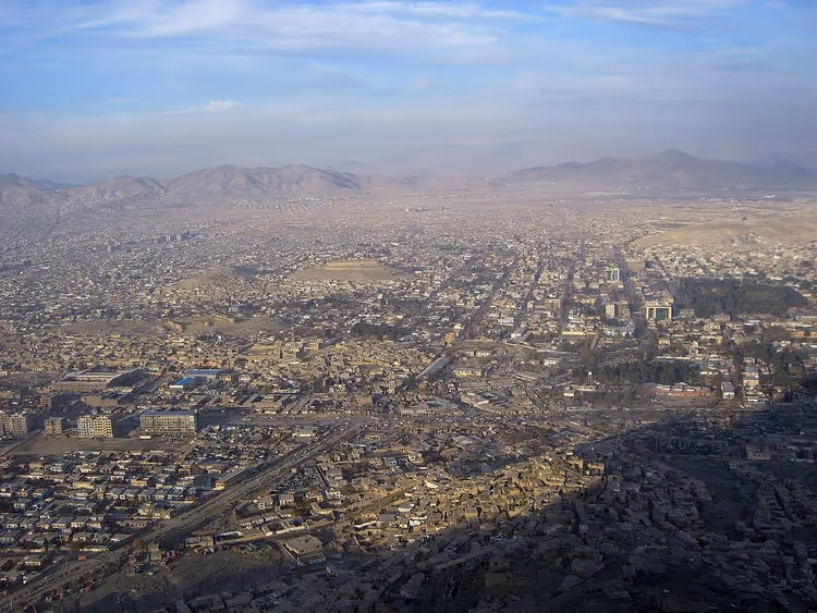 Panorama von Kabul von einem Hügel in den Bergen