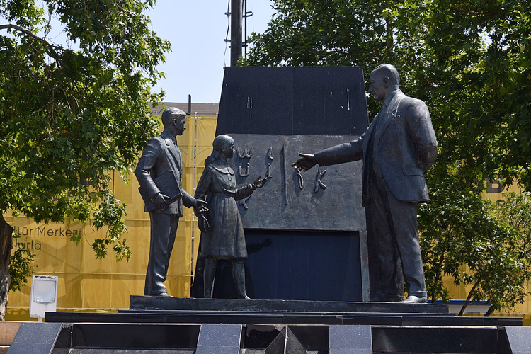 Atatürgi monument lastega Kadıköys