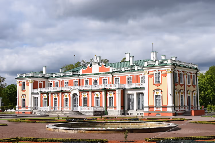 Schloss Kadriorg mit Springbrunnen in Tallinn