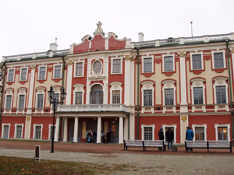 Den rosa og hvite fasaden til Kadriorg slottmuseum