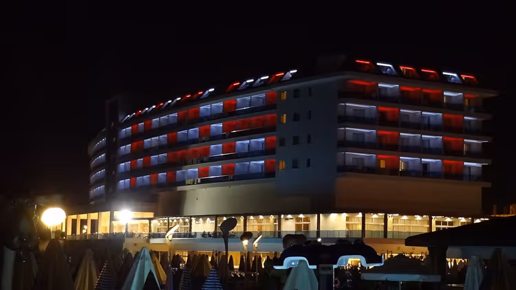 Nattutsikt over den opplyste fasaden til Kahya Resort Aqua