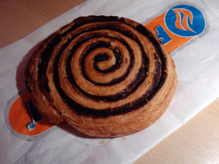 Caracol de cacau em espiral com recheio de cacau