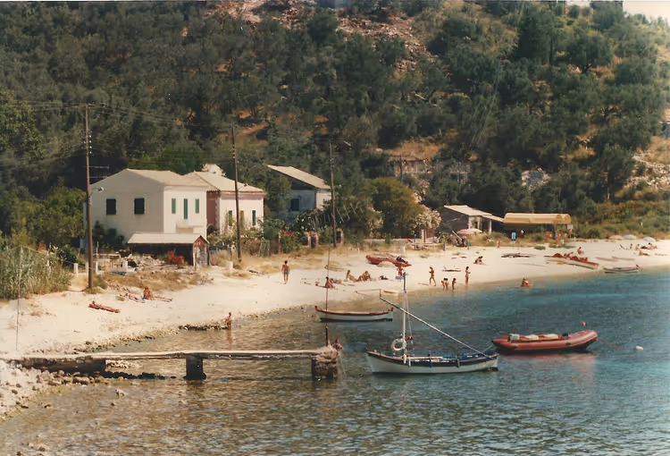 Kalami Bay met strand, huizen en boten