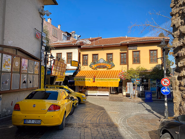 Taxis amarillos en el casco antiguo de Kaleiçi
