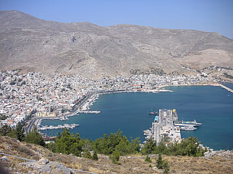 Panorama van de stad en baai van Kalymnos met bergen