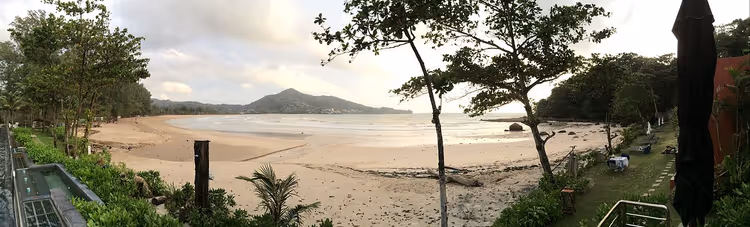 Kamala Beach met zand, bomen en zee