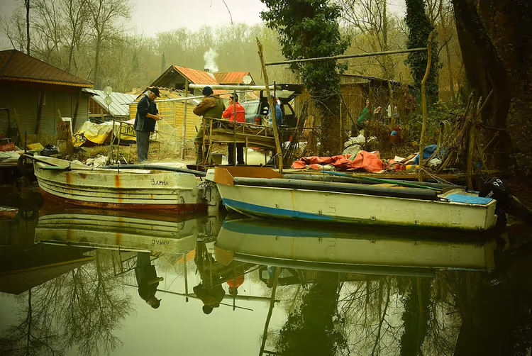 Barche e pescatori sul fiume Kamchia